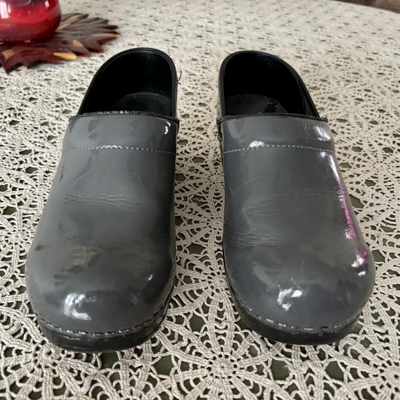 Sanita Gray patent leather clogs size 38 (7 to 7.5 US) Preloved. - Picture 6 of 11